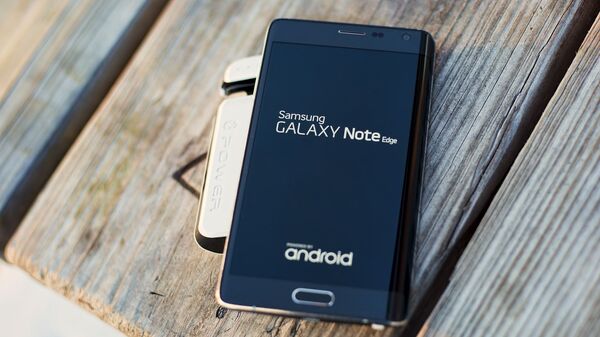 Un celular Samsung Galaxy Note Edge (imagen referencial) - Sputnik Mundo