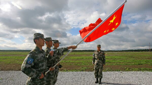 Militares del Ejército Popular de Liberación con la bandera de China  - Sputnik Mundo