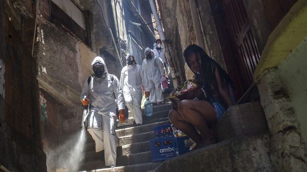 Волонтеры во время дезинфекции переулков в трущобах Санта-Марта в Рио-де-Жанейро, Бразилия - Sputnik Mundo