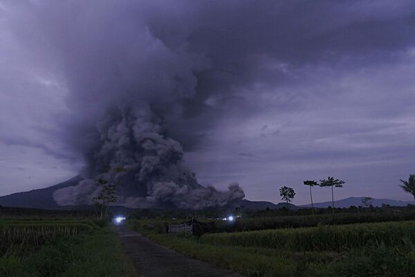 Erupción del volcán Semeru, situado en la montaña más alta de la isla de Java, en Indonesia. - Sputnik Mundo