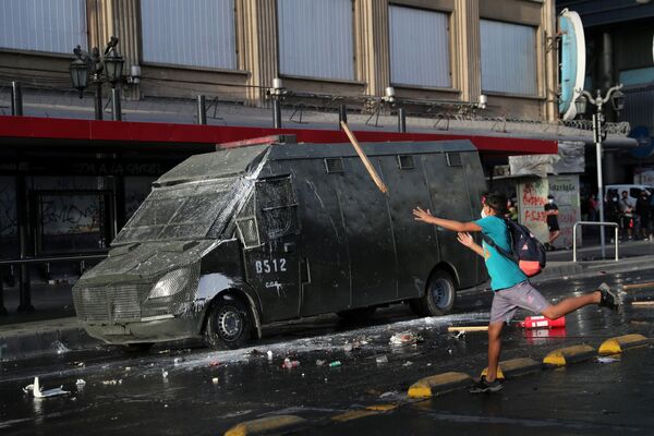 Uno de los manifestantes contra el gobierno chileno en Santiago. - Sputnik Mundo