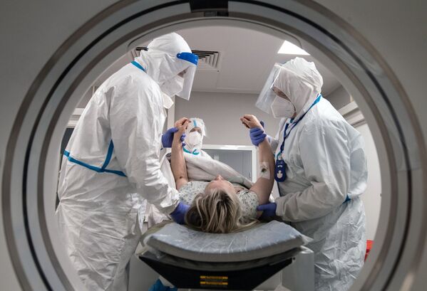 Personal sanitario con un paciente con COVID-19 en uno de los centros especializados. - Sputnik Mundo