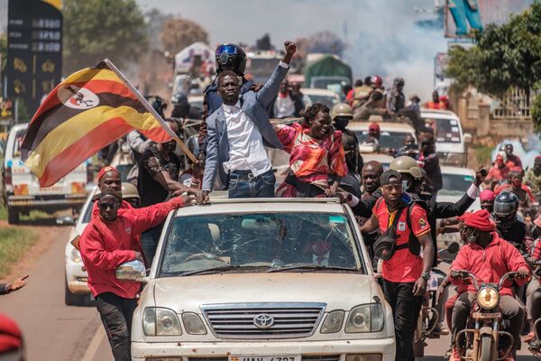El músico y a la vez candidato presidencial de Uganda Robert Kyagulanyi, conocido como Bobi Wine, durante la campaña electoral. - Sputnik Mundo