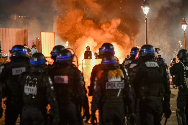 Cuerpos de seguridad desplegados por las protestas de los parisinos contra las enmiendas a la Ley de seguridad global. - Sputnik Mundo
