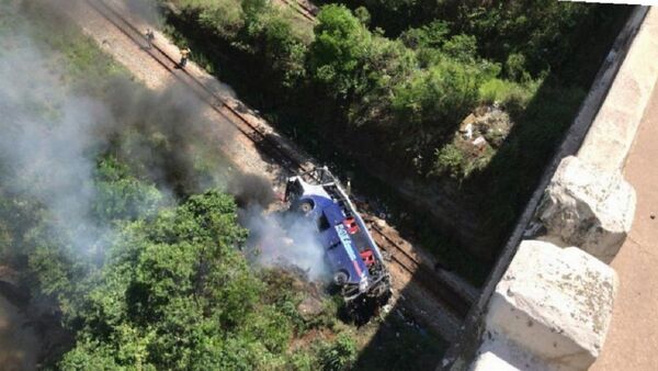 La caída de autobús de viaducto en Brasil - Sputnik Mundo