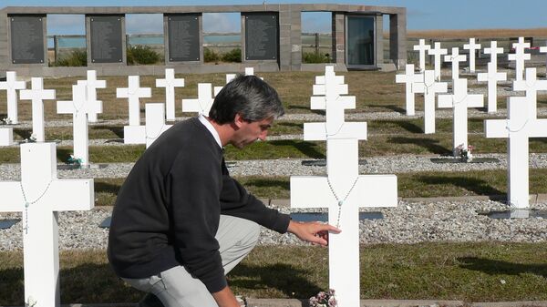 Julio Aro en el Cementerio de Darwin, Islas Malvinas - Sputnik Mundo
