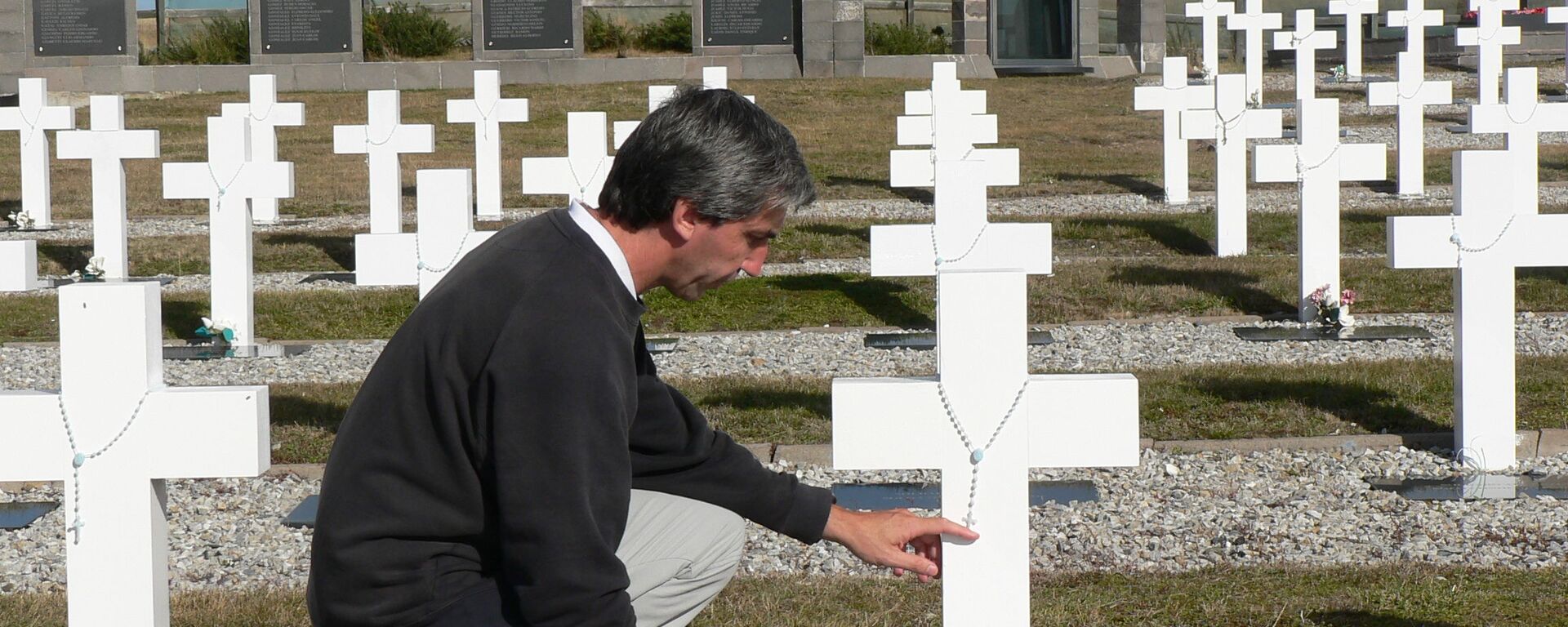Julio Aro en el Cementerio de Darwin, Islas Malvinas - Sputnik Mundo, 1920, 04.12.2020