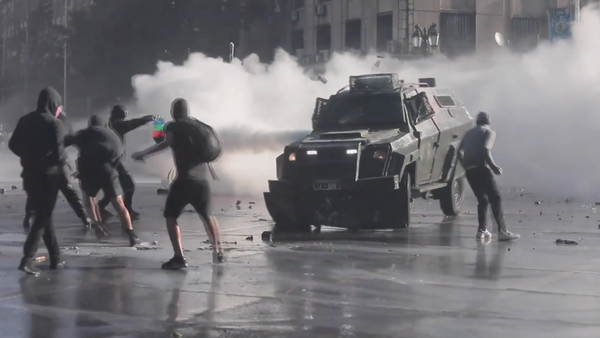 Dispersan con cañones de agua y gas lacrimógeno a los manifestantes en Chile - Sputnik Mundo