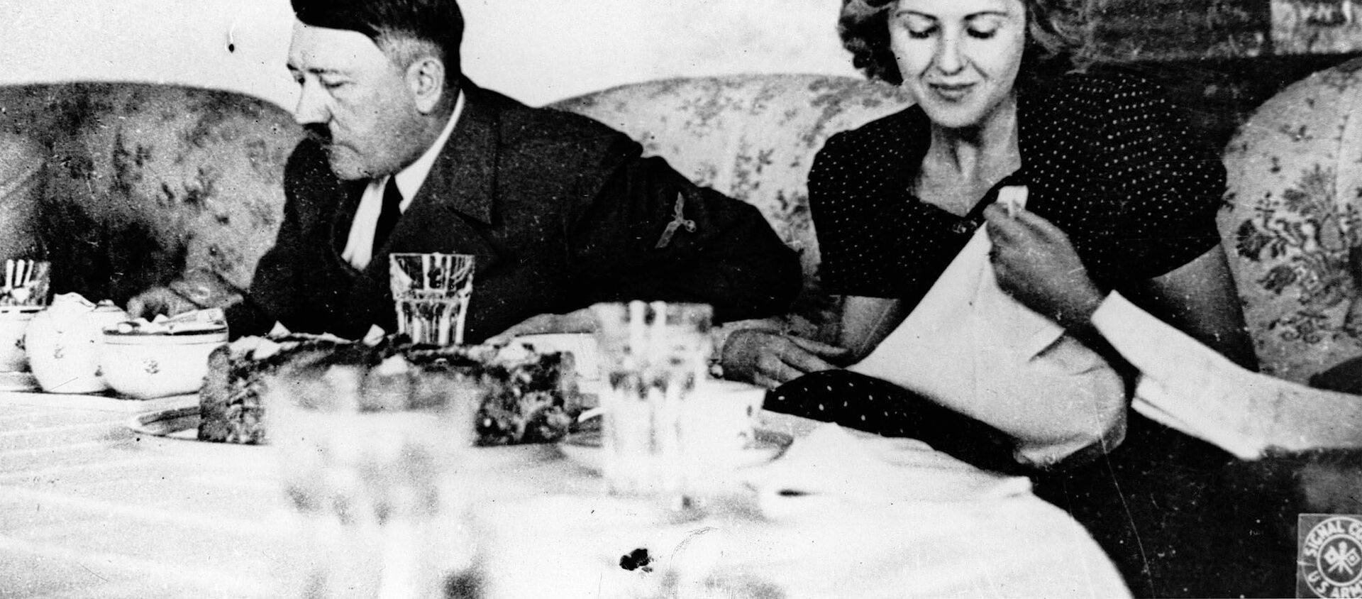El líder nazi Adolf Hitler y su amante Eva Braun durante un almuerzo - Sputnik Mundo, 1920, 06.12.2020