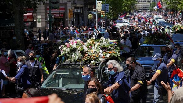 Cientos de personas acompañan el cortejo fúnebre del expresidente uruguayo Tabaré Vázquez - Sputnik Mundo
