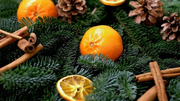 Unas mandarinas en un ambiente festivo - Sputnik Mundo