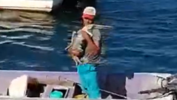 Un pescador le da un abrazo a su amigo pelícano - Sputnik Mundo