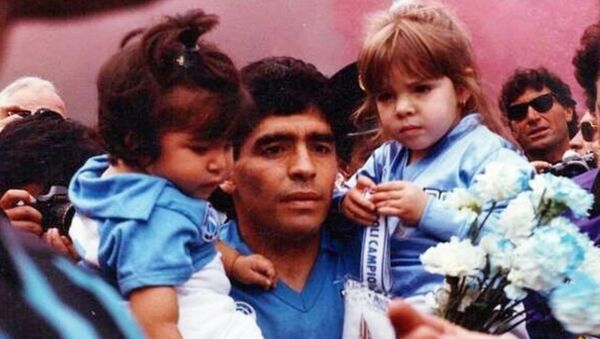 Diego Maradona con sus hijas - Sputnik Mundo