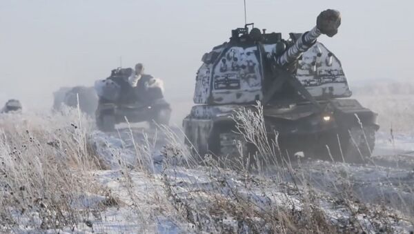Los obuses autopropulsados rusos atacan objetivos entre la nieve siberiana - Sputnik Mundo