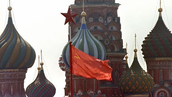 La bandera de la URSS en la Plaza Roja - Sputnik Mundo