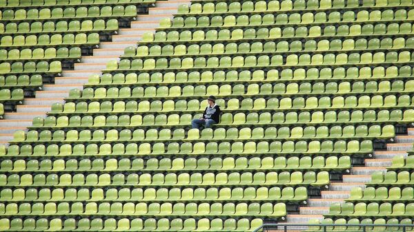 Una persona sola en un estadio, referencial - Sputnik Mundo