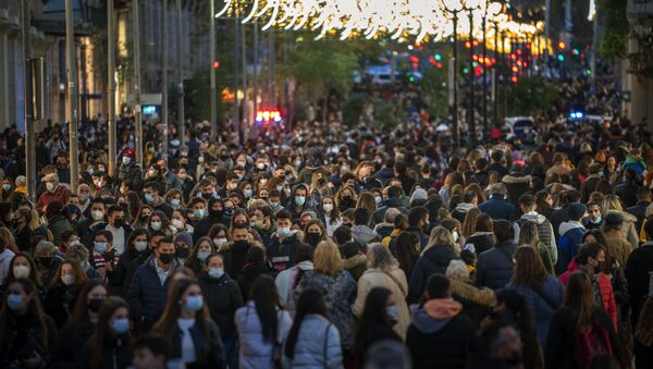 Personas caminan por una calle del centro de Barcelona. ​​ - Sputnik Mundo