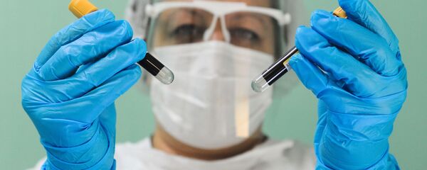 Una médica con muestras de sangre (imagen referencial) Una médica con muestras de sangre (imagen referencial) - Sputnik Mundo