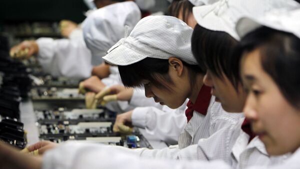 Trabajadores de la fábrica Foxconn en China (archivo) - Sputnik Mundo