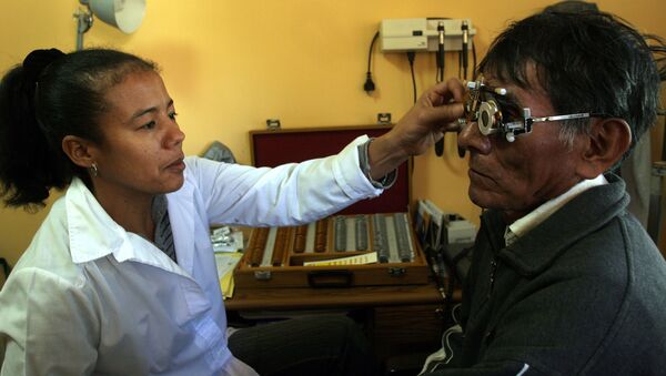 Médica oftalmóloga cubana atendiendo a un paciente en Bolivia - Sputnik Mundo