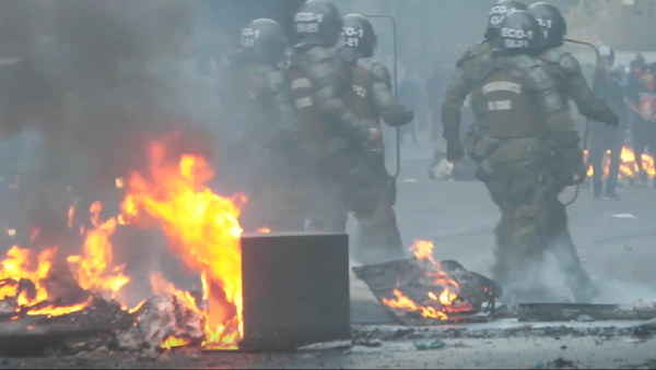 La Policía usa cañones de agua para suprimir las protestas en Chile - Sputnik Mundo
