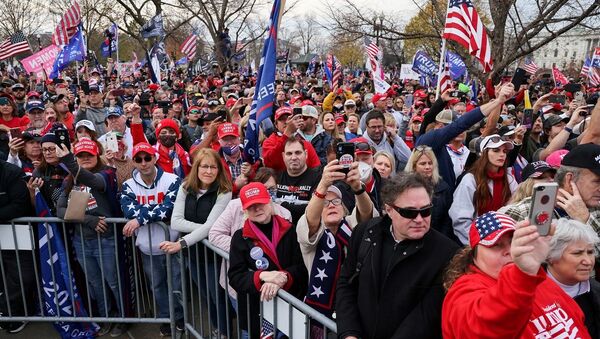 Los partidarios del presidente de EEUU, Donald Trump, se reúnen para protestar contra los resultados de las elecciones frente al edificio de la Corte Suprema, en Washington - Sputnik Mundo