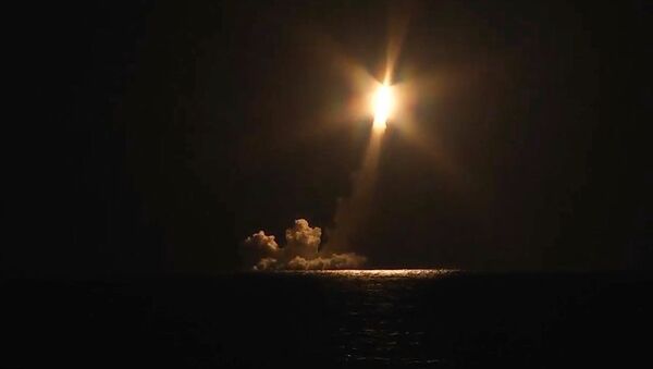 Lanzamiento de los misiles Bulava desde el submarino Vladimir Monomakh - Sputnik Mundo