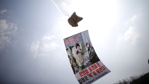 Un globo con folletos denunciando al líder norcoreano, Kim Jong-un, flota en el aire cerca de la zona desmilitarizada que separa las dos Coreas - Sputnik Mundo
