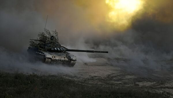 Un tanque T-72 ruso durante un ejercício militar (archivo) - Sputnik Mundo