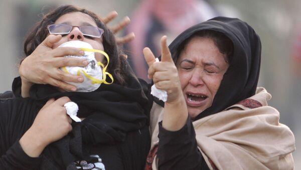 Пострадавшие от слезоточивого газа участницы антиправительственного протеста в деревне Абу-Вайба в Бахрейне, 2011 год - Sputnik Mundo
