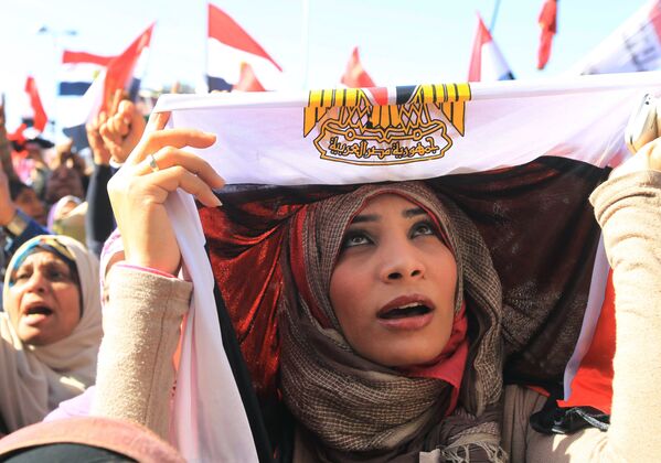 Una manifestante durante una protesta en la plaza Tahrir de El Cairo - 27 de enero de 2012.   - Sputnik Mundo