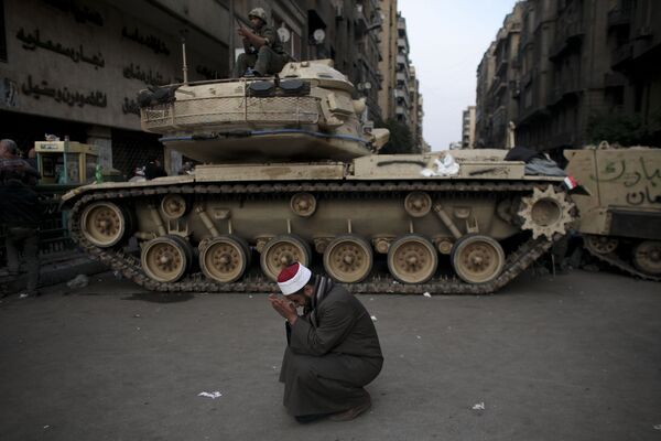 En Egipto, el presidente Hosni Mubarak terminó su presidencia de 30 años al dimitir el 11 de febrero de 2011, después de 18 días de protestas masivas. En la foto: un religioso musulmán llora cerca de un tanque del Ejército en la plaza Tahrir en El Cairo, Egipto - 2 de febrero de 2011. En Egipto, el presidente Hosni Mubarak terminó su presidencia de 30 años al dimitir el 11 de febrero de 2011, después de 18 días de protestas masivas. En la foto: un religioso musulmán llora cerca de un tanque del Ejército en la plaza Tahrir en El Cairo, Egipto - 2 de febrero de 2011. - Sputnik Mundo