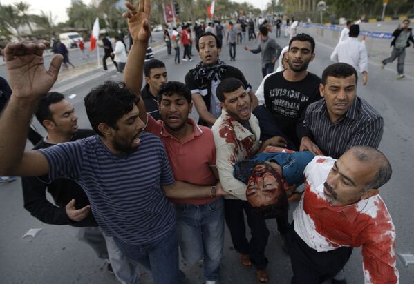 En Bahrein, durante los disturbios de febrero de 2011, murieron unas 100 personas. En la foto: los manifestantes en Manama evacúan a un hombre herido - 18 de febrero de 2011.   - Sputnik Mundo
