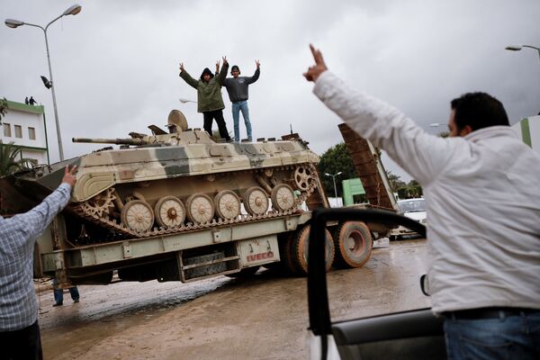 Los acontecimientos más dramáticos de la Primavera Árabe tuvieron lugar en Libia. Allí las protestas civiles que comenzaron el 15 de febrero de 2011 se convirtieron en una guerra civil a gran escala que terminó el 23 de octubre del mismo año.   - Sputnik Mundo