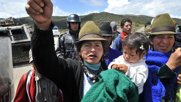Una mujer indígena grita duranta la protesta contra las concesiones de los territorios para la minería en Cuenca, Ecuador, en 2009 - Sputnik Mundo