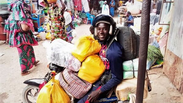 Malick Ka, como repartidor en Mbour, su ciudad de Senegal - Sputnik Mundo