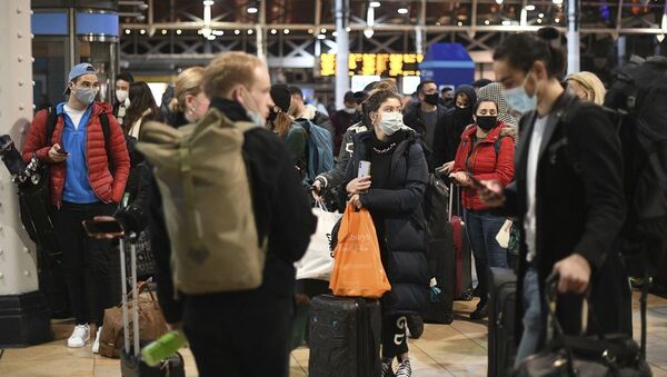 La gente espera en el vestíbulo de la estación de Paddington en Londres, después del anuncio de que la capital se someterá a las restricciones de nivel 4 contra el COVID-19. - Sputnik Mundo