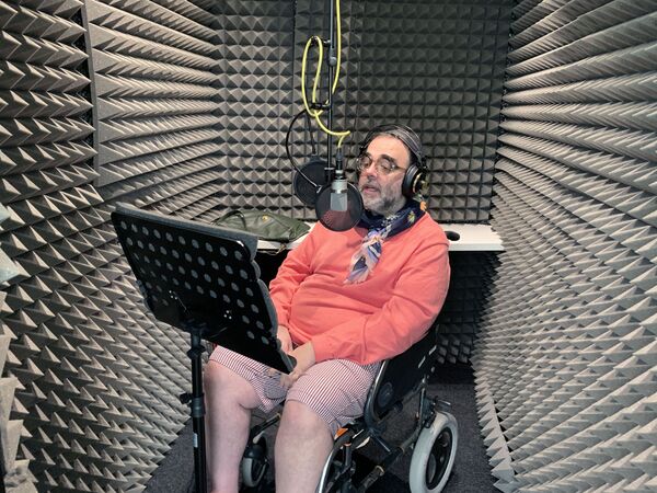 Bob Pop narrando la serie 'Carmen de Mairena, una vida trepidante por detrás y por delante' Bob Pop narrando la serie 'Carmen de Mairena, una vida trepidante por detrás y por delante' - Sputnik Mundo