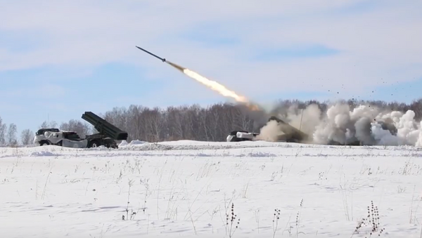 La artillería rusa muestra toda su potencia contra tanques y fortificaciones - Sputnik Mundo