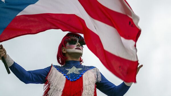 Una persona con la bandera de Puerto Rico - Sputnik Mundo