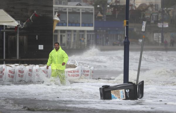 A principios de octubre, el huracán Alex golpeó la costa sur del Reino Unido, provocando fuertes ráfagas de viento y lluvias torrenciales que causaron inundaciones y cortes de energía en varias regiones. En la foto: un hombre en el malecón de la ciudad de Swanage en el condado de Dorset. - Sputnik Mundo