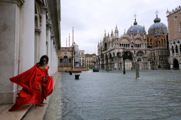 En Venecia el 8 de diciembre se produjo una inundación masiva debido a unos errores en el cálculo de la cantidad de las precipitaciones. No se usó el sistema de esclusas móviles MOSE, lo que provocó que el centro de la ciudad, incluida la Plaza de San Marcos, se inundara. La inundación también afectó a la Basílica de San Marcos, incluso a sus partes más antiguas. - Sputnik Mundo