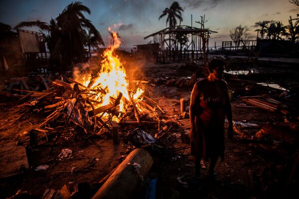A mediados de noviembre, América Central, que aún no se había recuperado del huracán Eta, fue azotada por el huracán Iota. El Gobierno de Nicaragua estima que 5.000 casas quedaron completamente destruidas debido a dos huracanes, otras 38.000 casas resultaron dañadas. Los daños materiales superaron los 600 millones de dólares. En la foto: las personas queman la basura que dejó el huracán Iota en Bilwi, Nicaragua. - Sputnik Mundo