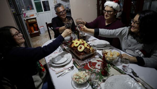 Imagen referencial de una cena navideña en 2020 - Sputnik Mundo