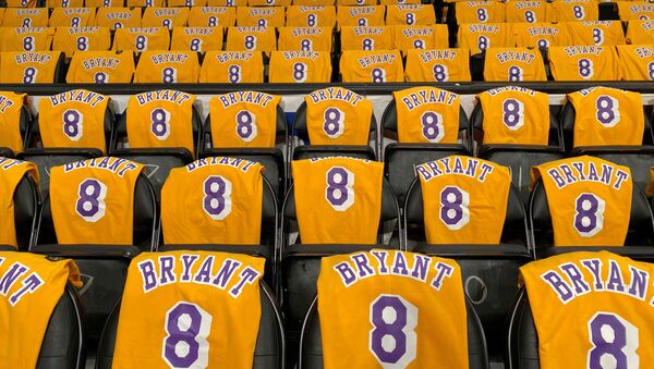 Las camisetas de Kobe Bryant en los asientos del Staples Center en Los Angeles, EEUU - Sputnik Mundo