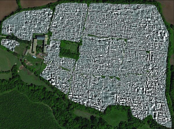 Un equipo de arqueólogos de las Universidades de Cambridge y Gante creó el primer mapa completo de la antigua ciudad romana de Falerii Novi en Italia, utilizando un georradar que permite 'radiografiar' la tierra y determinar los contornos de los objetos debajo de su superficie. Los arqueólogos descubrieron un complejo de baños, un mercado, un templo e incluso la red urbana de tuberías de agua de la ciudad, que fue fundada alrededor del año 241 a. C. y dejó de existir aproximadamente el 700 d. C. - Sputnik Mundo