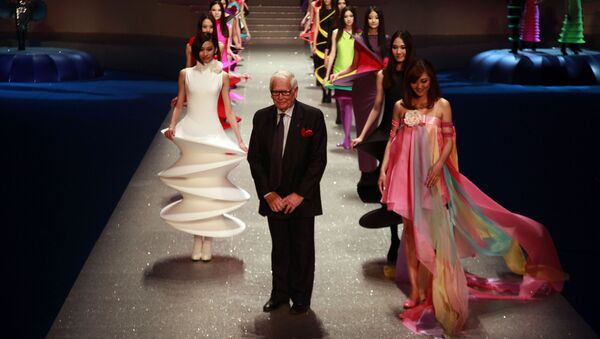 Французский модельер Пьер Карден среди моделей в конце своего модного шоу Palais Lumiere в Пекине, 2012 год - Sputnik Mundo