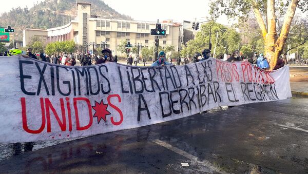 Pancarta con pedido de liberación de los presos políticos chilenos - Sputnik Mundo