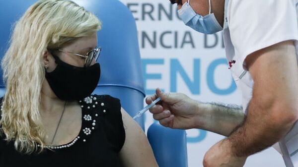 Una enfermera argentina recibe la vacuna Sputnik V durante la primera jornada de vacunación - Sputnik Mundo