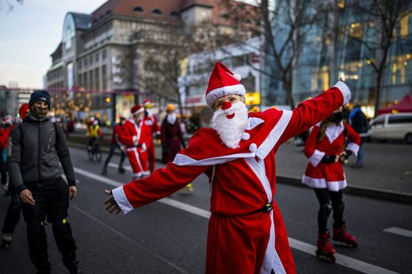 Una marcha de los Papás Noel en Berlín, Alemania. - Sputnik Mundo